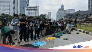 Hukum Sholat Pakai Pakaian Bergambar Makhluk Bernyawa: Sah Namun Makruh Menurut Ulama