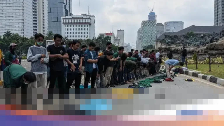 Hukum Sholat Pakai Pakaian Bergambar Makhluk Bernyawa: Sah Namun Makruh Menurut Ulama
