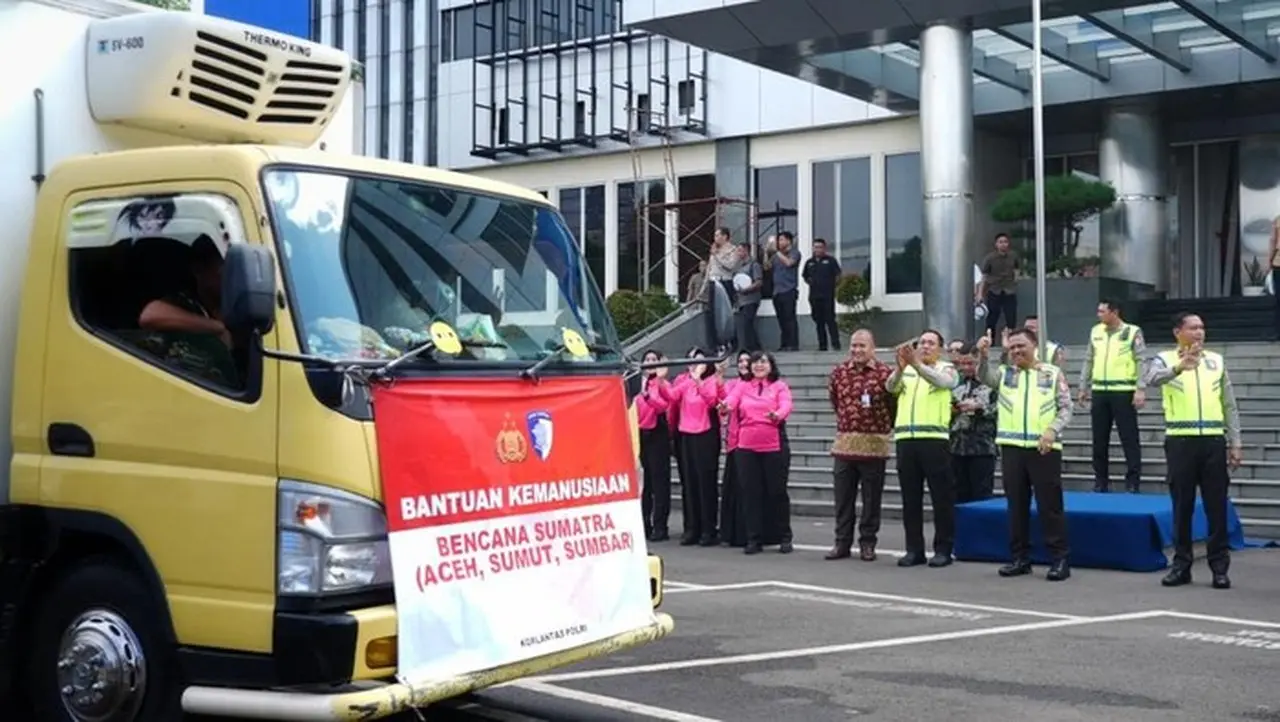 Kakorlantas Polri Kirim 25 Mobil Patroli dan 1.500 Paket Sembako untuk Korban Bencana Aceh-Sumut