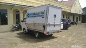 Mobil Pengantar Makanan Bergizi Gratis Terguling di Pekalongan, Sopir Tak Kantongi SIM A