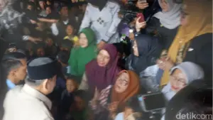 Prabowo Subianto Bertemu Pengungsi di Posko Takengon, Dengarkan Langsung Keluhan Warga Aceh