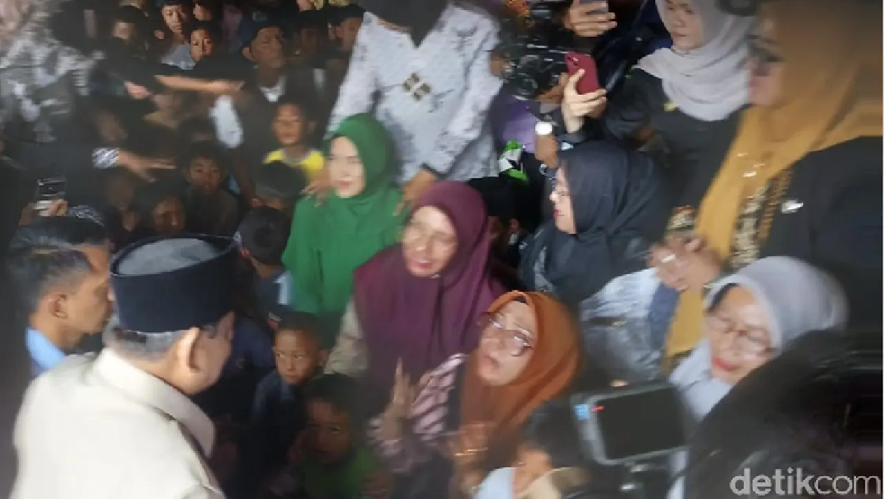 Prabowo Subianto Bertemu Pengungsi di Posko Takengon, Dengarkan Langsung Keluhan Warga Aceh Prabowo Subianto Bertemu Pengungsi di Posko Takengon, Dengarkan Langsung Keluhan Warga Aceh