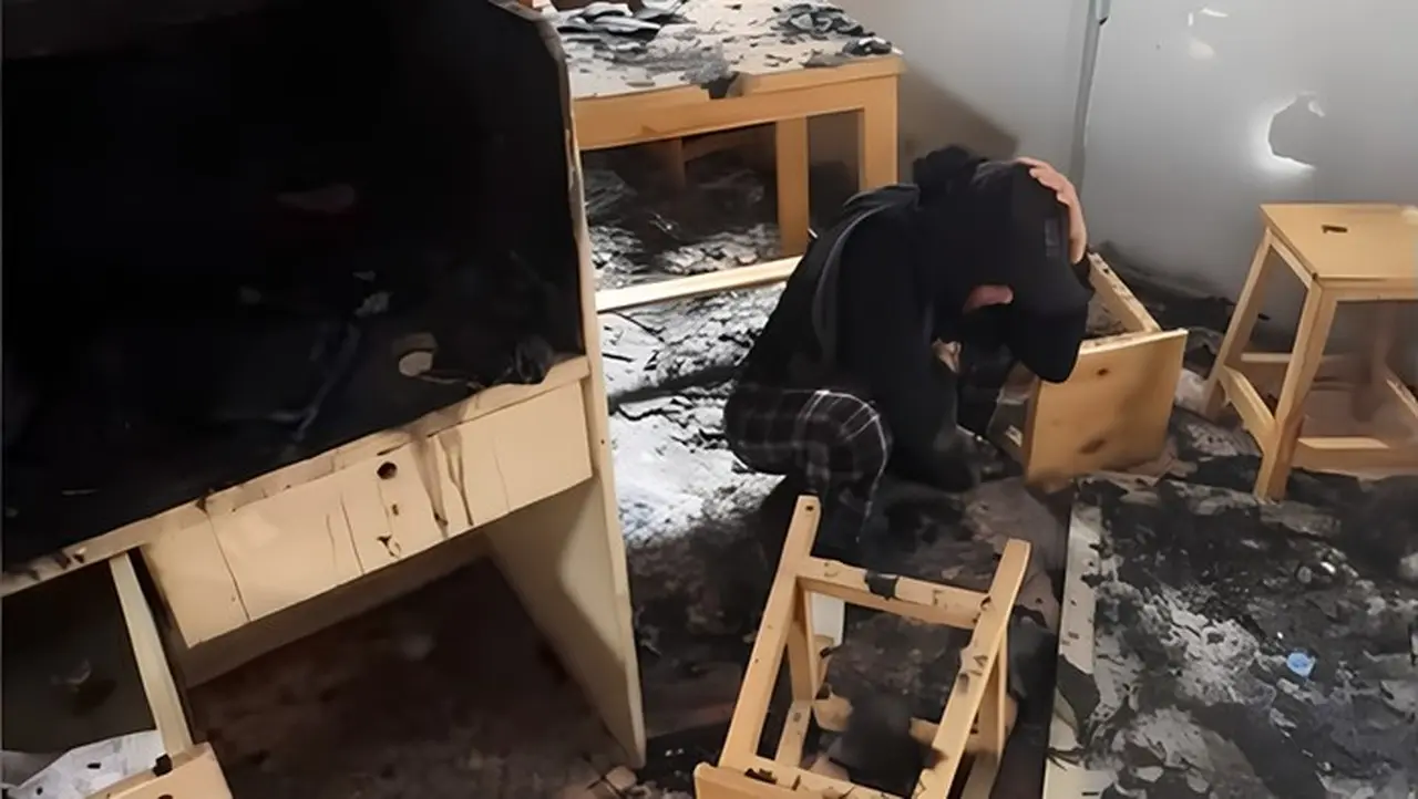 Pemilik Kios Kalibata Menangis: Usaha Hangus Dibakar Pasca Kericuhan ‘Mata Elang’ Pemilik Kios Kalibata Menangis: Usaha Hangus Dibakar Pasca Kericuhan ‘Mata Elang’