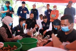 Mensos Gus Ipul Tinjau Dapur Umum Aceh Tamiang, Beri Apresiasi untuk Relawan