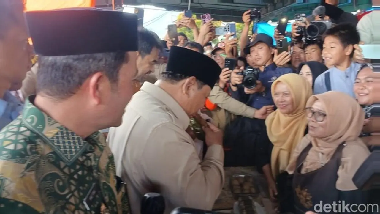 Prabowo Cicipi Gutel di Posko Pengungsian Aceh Tengah, Janjikan Bantuan Hunian