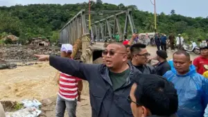 Andre Rosiade Tinjau Kerusakan Jalan dan Jembatan Batu Busuk Pasca Banjir Bandang di Padang