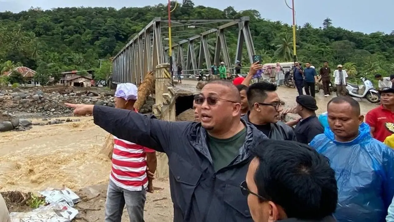 Andre Rosiade Tinjau Kerusakan Jalan dan Jembatan Batu Busuk Pasca Banjir Bandang di Padang