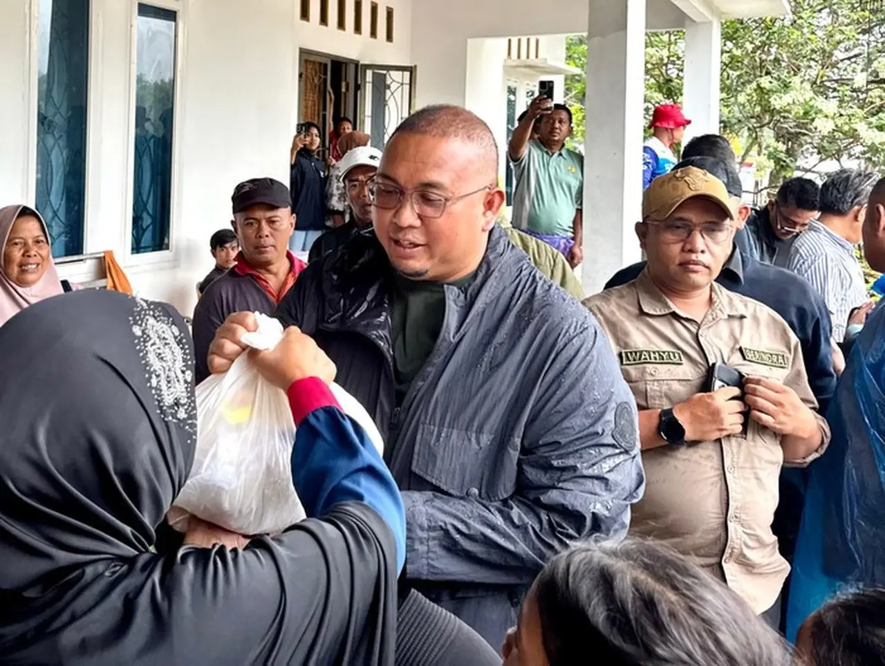 Andre Rosiade Salurkan 1.000 Sembako, Bantu Percepat Rehabilitasi Korban Galodo Padang