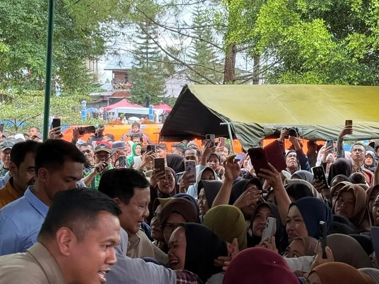 Prabowo Subianto Kunjungi Pengungsi Bencana Bener Meriah, Ibu-ibu Menangis Haru