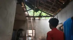 Atap Rumah Rapuh di Bogor Ambruk Diterpa Hujan Deras, BPBD Beri Bantuan Terpal