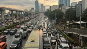 Macet Parah di Jakarta Selatan Akibat Hujan Sore, Jalan Gatot Subroto Lumpuh