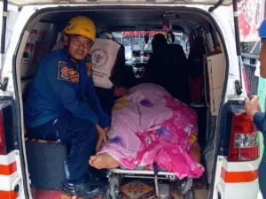Wanita Obesitas di Bogor Tak Sadarkan Diri, Damkar Lakukan Evakuasi Dramatis ke RS