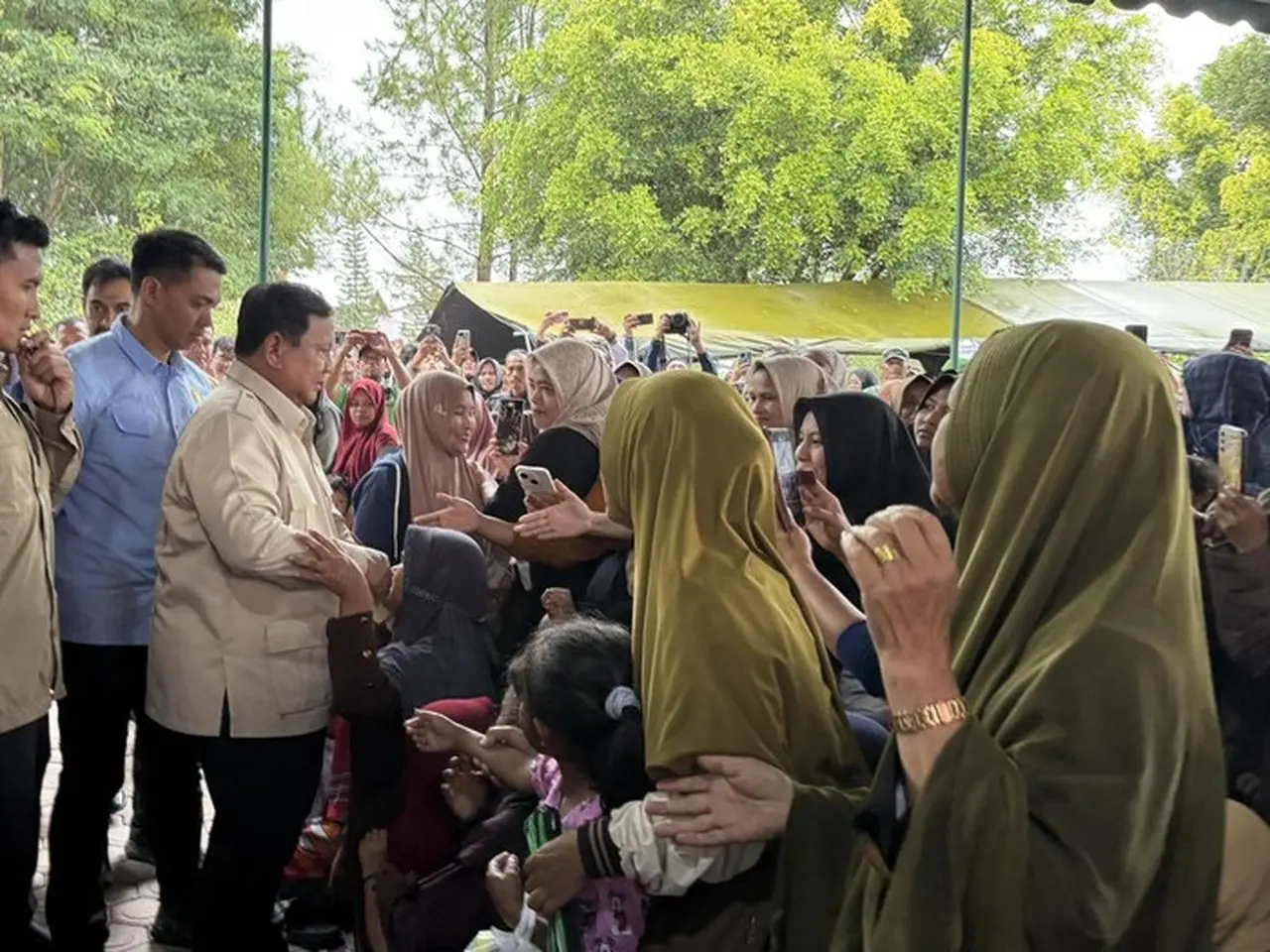 Prabowo ke Pengungsi Aceh: Pemerintah Berkomitmen Habis-habisan Bantu Korban Bencana