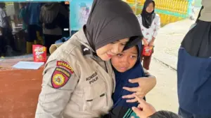 Momen Perpisahan Tim Trauma Healing Polda Riau dengan Anak-anak Agam yang Penuh Haru