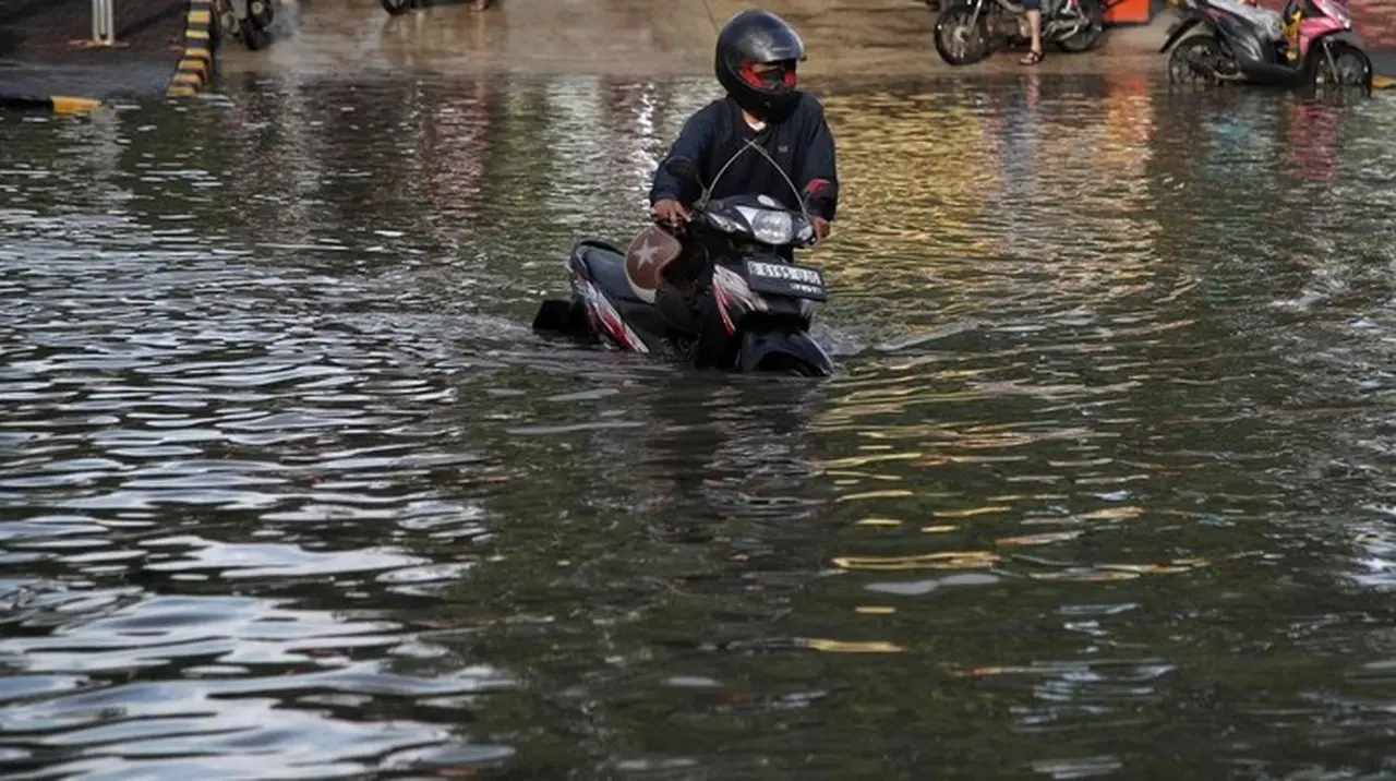 Kali Krukut Meluap, 10 RT di Jakarta Selatan Terendam Banjir Akibat Hujan Deras