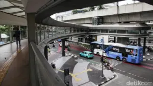 Banjir dan Pohon Tumbang Lumpuhkan Sebagian Rute TransJakarta dan JakLingko di Jakarta