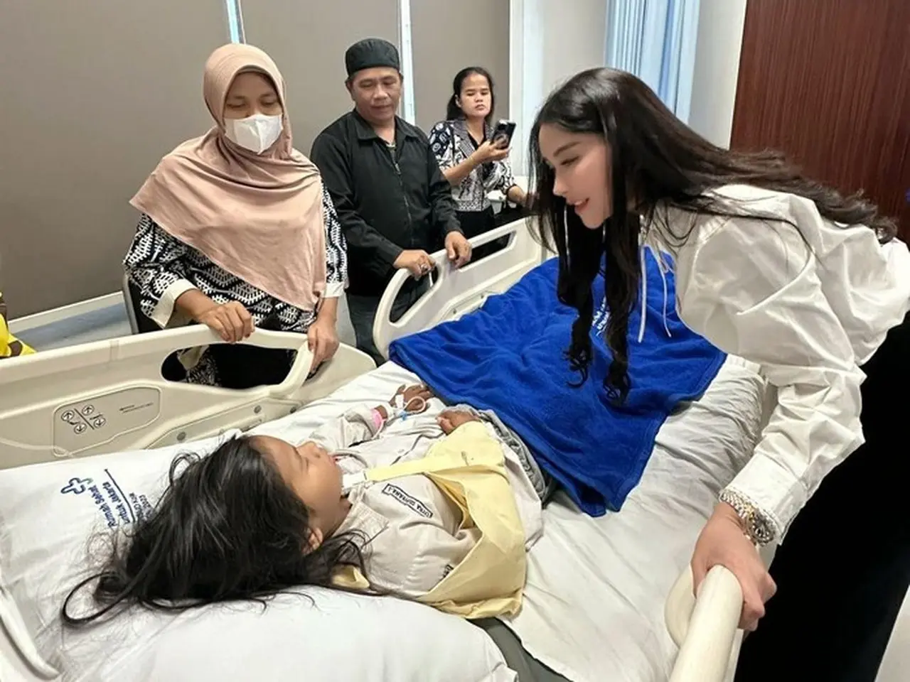 Bebizie Jenguk Siswa SDN 01 Kalibaru Korban Tabrak Mobil MBG, Minta Pelayanan Maksimal