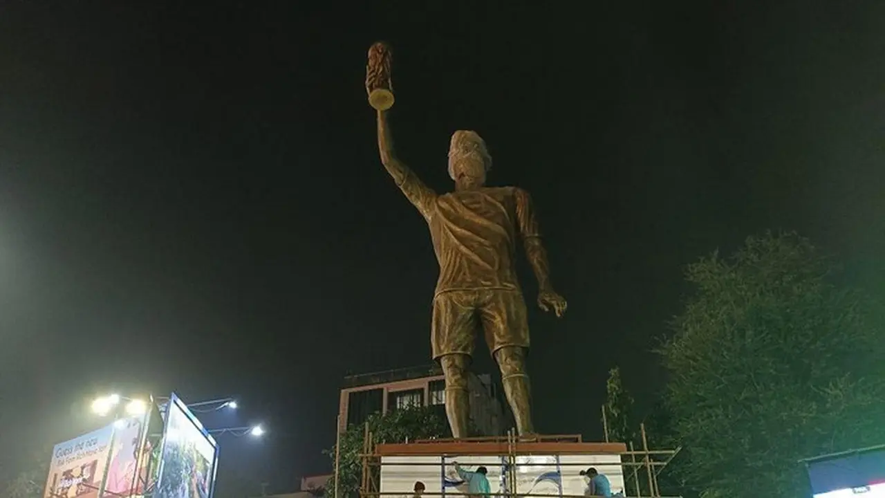 Patung Raksasa Lionel Messi di India Jadi Sorotan, Wajahnya Disebut Mirip Ronaldo Patung Raksasa Lionel Messi di India Jadi Sorotan, Wajahnya Disebut Mirip Ronaldo