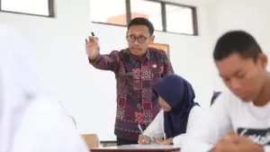 Kisah Asraf: Guru Muda Berinovasi Mengajar Siswa Sekolah Rakyat di Makassar