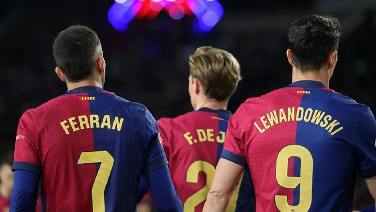 Hansi Flick Senang ‘Pusing’ Pilih Lewandowski atau Ferran Torres di Barcelona