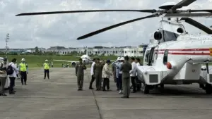 Prabowo Tinjau Posko Pengungsian Langkat Naik Helikopter dari Medan