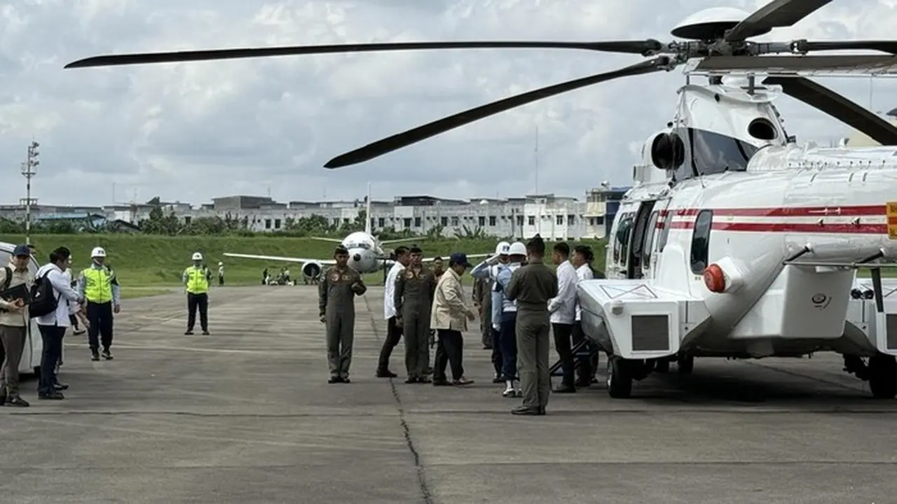 Prabowo Tinjau Posko Pengungsian Langkat Naik Helikopter dari Medan