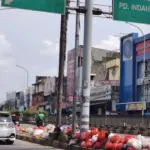 Tumpukan Sampah Menggunung di Kolong Flyover Ciputat, Tangsel, Keluhkan Bau Menyengat
