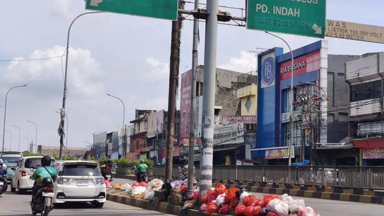 Tumpukan Sampah Menggunung di Kolong Flyover Ciputat, Tangsel, Keluhkan Bau Menyengat