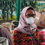 Bau Sampah Menggunung di Ciputat Bikin Pelanggan Warung Kopi Rini Kabur