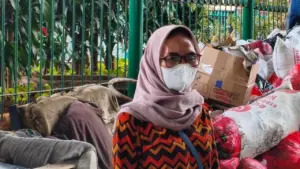 Bau Sampah Menggunung di Ciputat Bikin Pelanggan Warung Kopi Rini Kabur