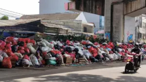 Tumpukan Sampah di Ciputat Menggunung, Warga Keluhkan Bau Menyengat Selama 4 Hari