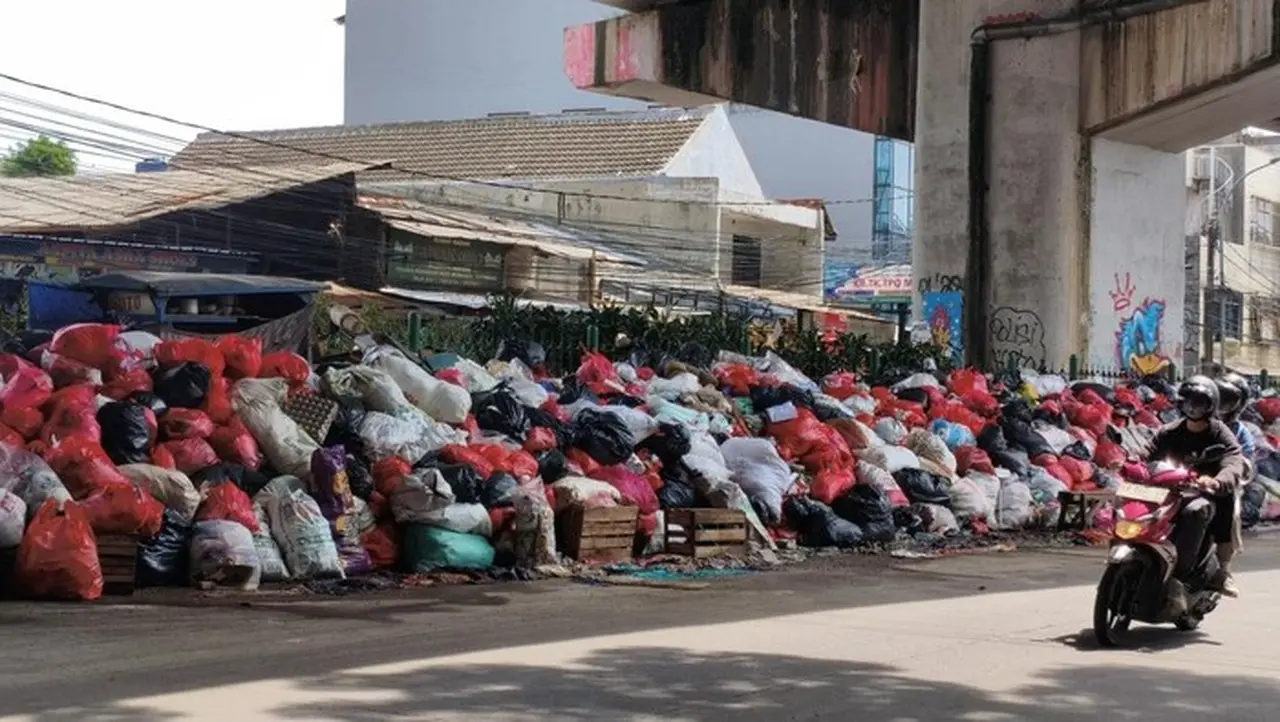 Tumpukan Sampah di Ciputat Menggunung, Warga Keluhkan Bau Menyengat Selama 4 Hari