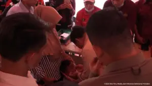 Prabowo Subianto Beri Semangat Pengungsi Langkat, Elus Kepala Anak Sakit