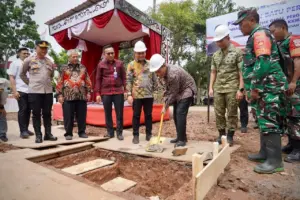 Menkop Ferry Juliantono Resmikan Pembangunan Koperasi Merah Putih di Pekalongan