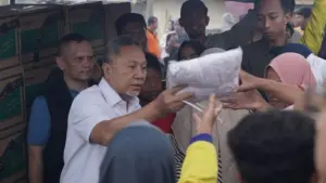 Menko Zulhas Beri Semangat di Dapur Umum SPPG Aceh Tamiang Pascabanjir