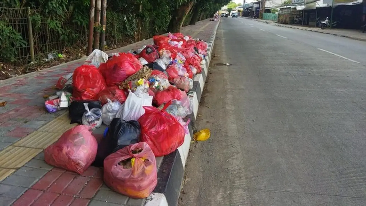 Sampah Menggunung di Dekat Kantor DPRD dan Puskesmas Serpong, Tangsel