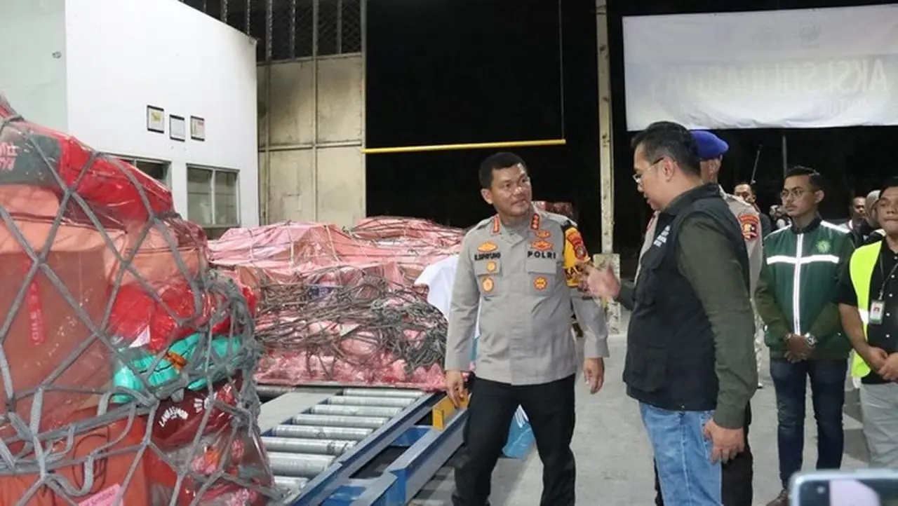 Polri dan WWF Kirim Puluhan Ton Logistik Bantuan Kemanusiaan untuk Korban Bencana di Aceh Polri dan WWF Kirim Puluhan Ton Logistik Bantuan Kemanusiaan untuk Korban Bencana di Aceh