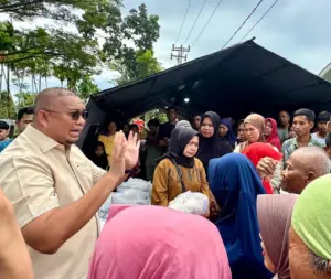 Andre Rosiade Pastikan Pemerintah Hadir, Salurkan Bantuan untuk Korban Banjir di Padang