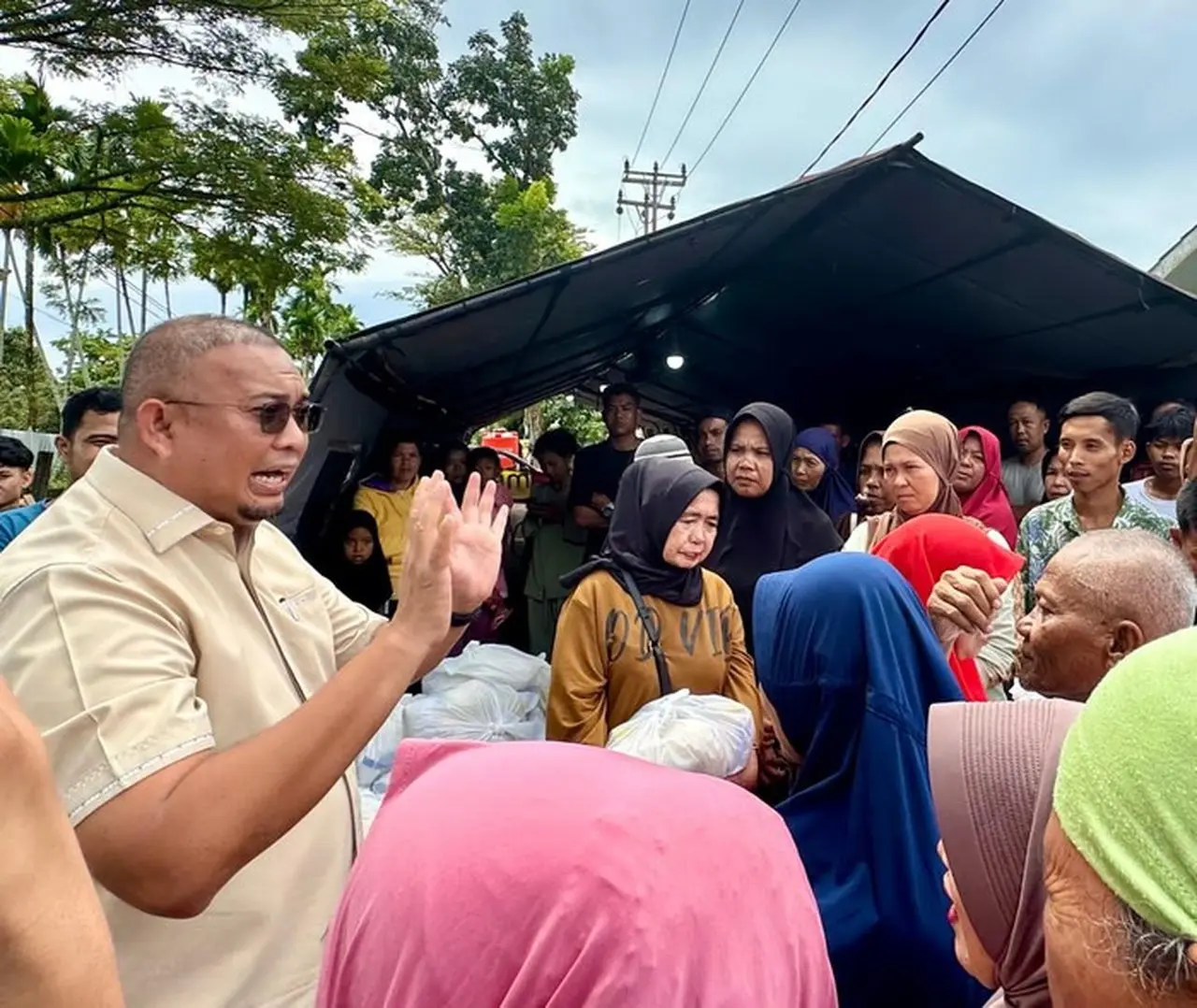 Andre Rosiade Pastikan Pemerintah Hadir, Salurkan Bantuan untuk Korban Banjir di Padang