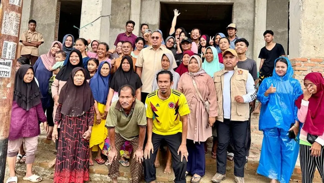 Andre Rosiade Salurkan Bantuan dan Berkomitmen Datangkan Alat Berat untuk Korban Banjir Padang