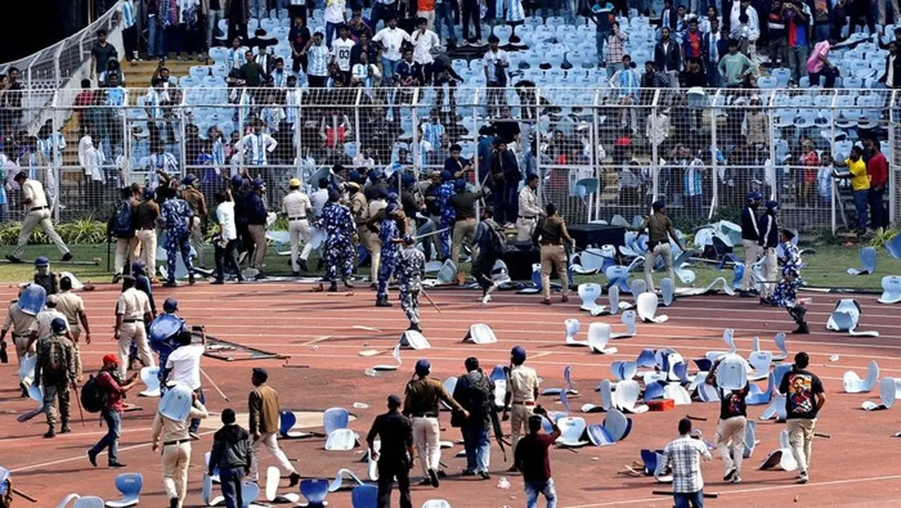 Ricuh di Kolkata: Fans Rusak Stadion Akibat Kecewa Bertemu Lionel Messi Ricuh di Kolkata: Fans Rusak Stadion Akibat Kecewa Bertemu Lionel Messi
