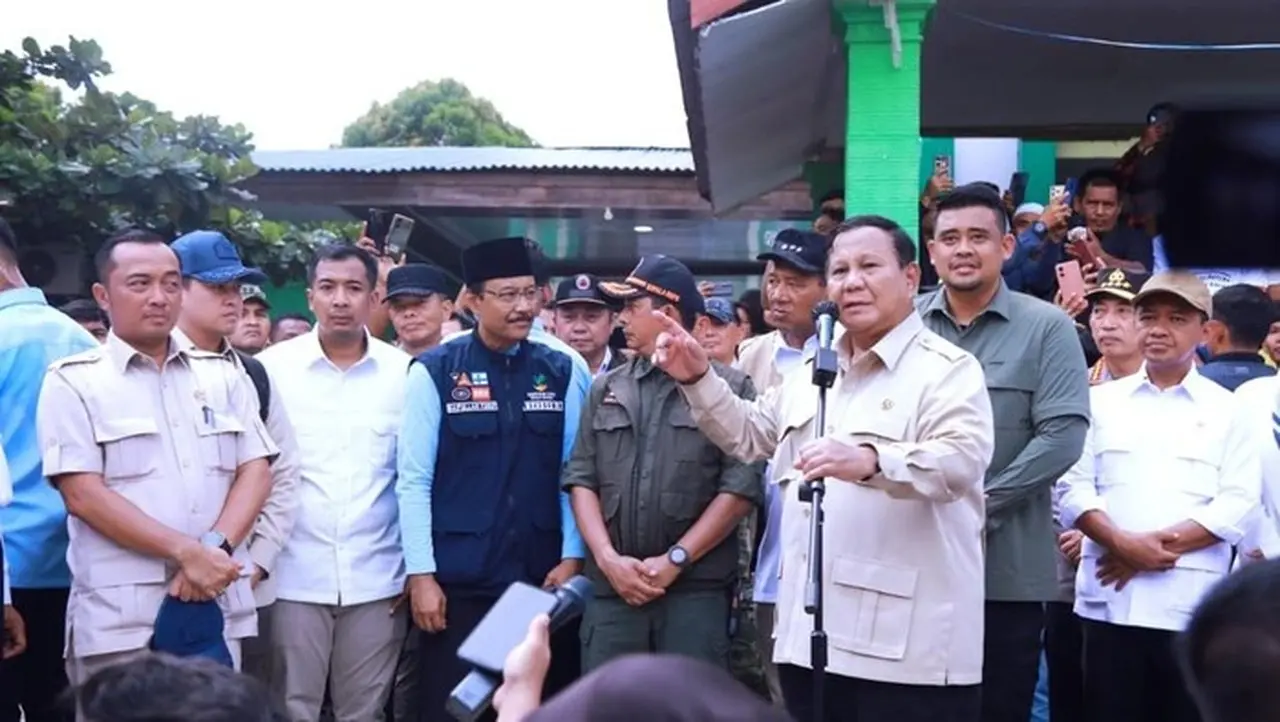 Prabowo Tinjau Pengungsian Banjir Langkat, Pastikan Kebutuhan Mendesak Terpenuhi Prabowo Tinjau Pengungsian Banjir Langkat, Pastikan Kebutuhan Mendesak Terpenuhi