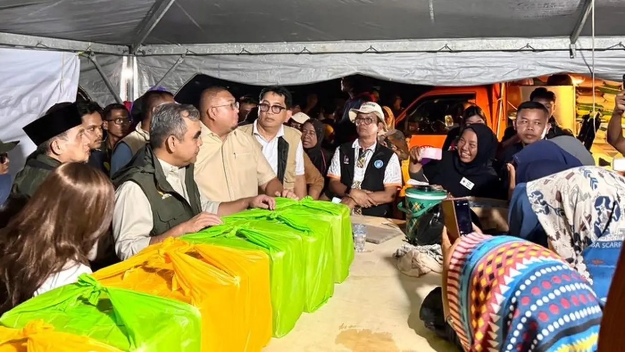 Ahmad Muzani dan Andre Rosiade Tinjau Korban Banjir Bandang Padang, Salurkan Ribuan Paket Sembako