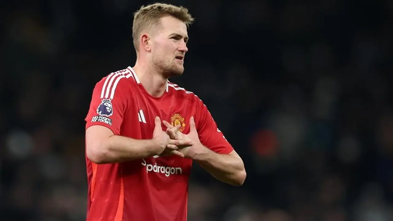 Ruben Amorim Waspadai Cedera Punggung Matthijs de Ligt Jelang Laga MU vs Bournemouth Ruben Amorim Waspadai Cedera Punggung Matthijs de Ligt Jelang Laga MU vs Bournemouth