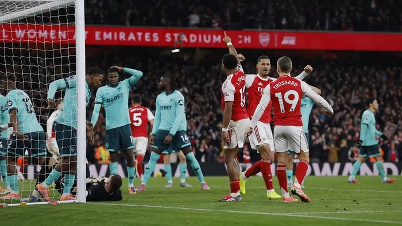 Arsenal Raih Kemenangan Dramatis 2-1 atas Wolves Berkat Dua Gol Bunuh Diri Lawan