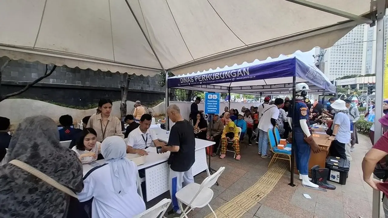 Demi Hemat Ongkos, Pasangan Lansia Antre di CFD Bundaran HI Buat Kartu Layanan Gratis