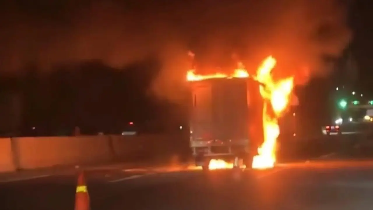 Mobil Boks Terbakar Hebat di Tol Jagorawi Setelah Tabrak Kendaraan Lain