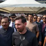 Aksi Kocak Pejabat India ‘Paksa’ Messi Berlari Mengejar Bola di Hyderabad