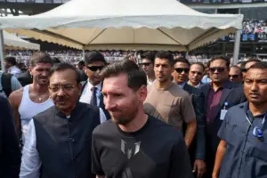 Aksi Kocak Pejabat India ‘Paksa’ Messi Berlari Mengejar Bola di Hyderabad