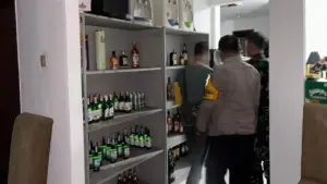 Resahkan Warga, Penjual Miras di Ciputat Tangerang Selatan Digerebek Polisi